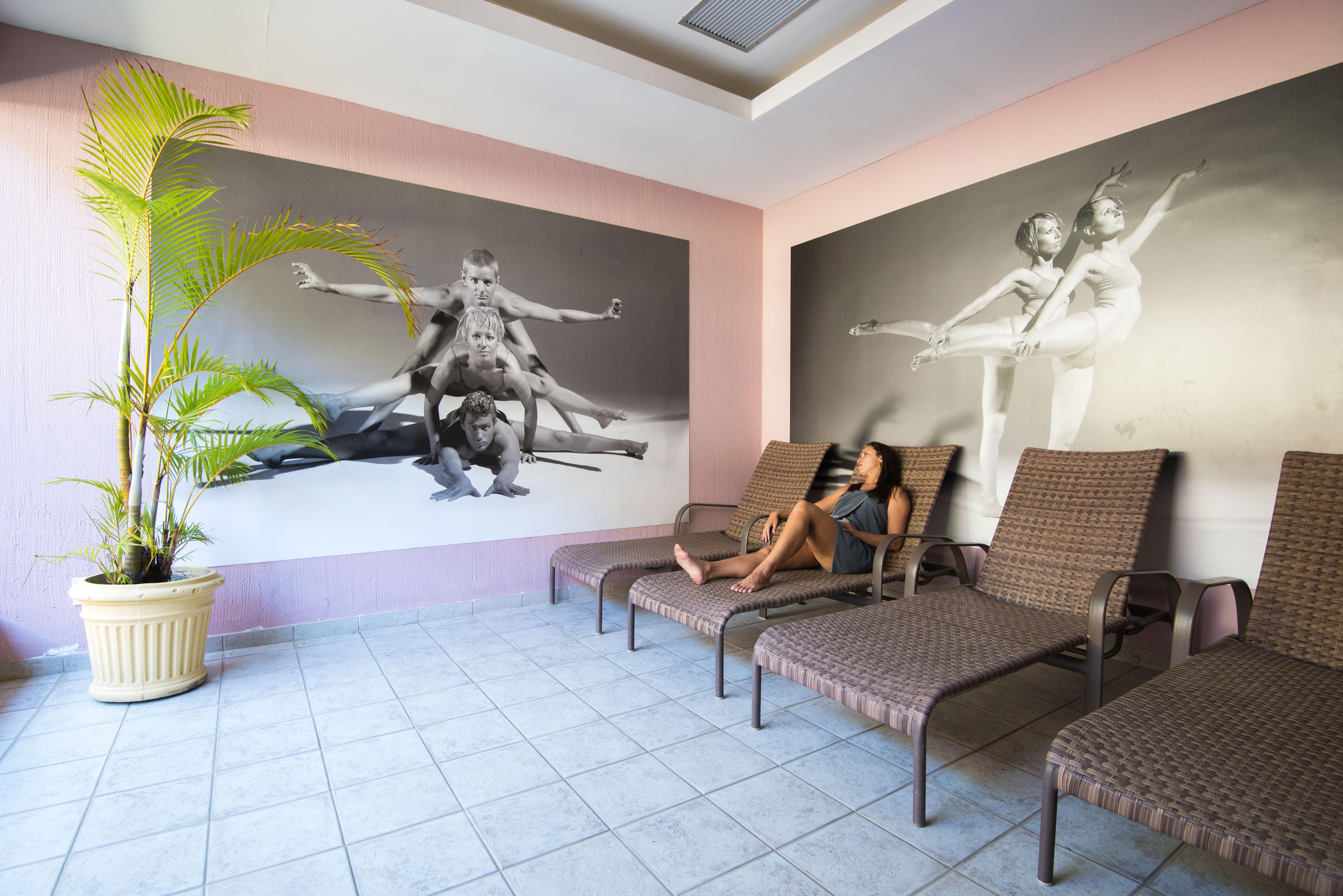 Vila Gale Eco Resort Angra 앙그라 두스 헤이스 외부 사진 A woman relaxing at a spa