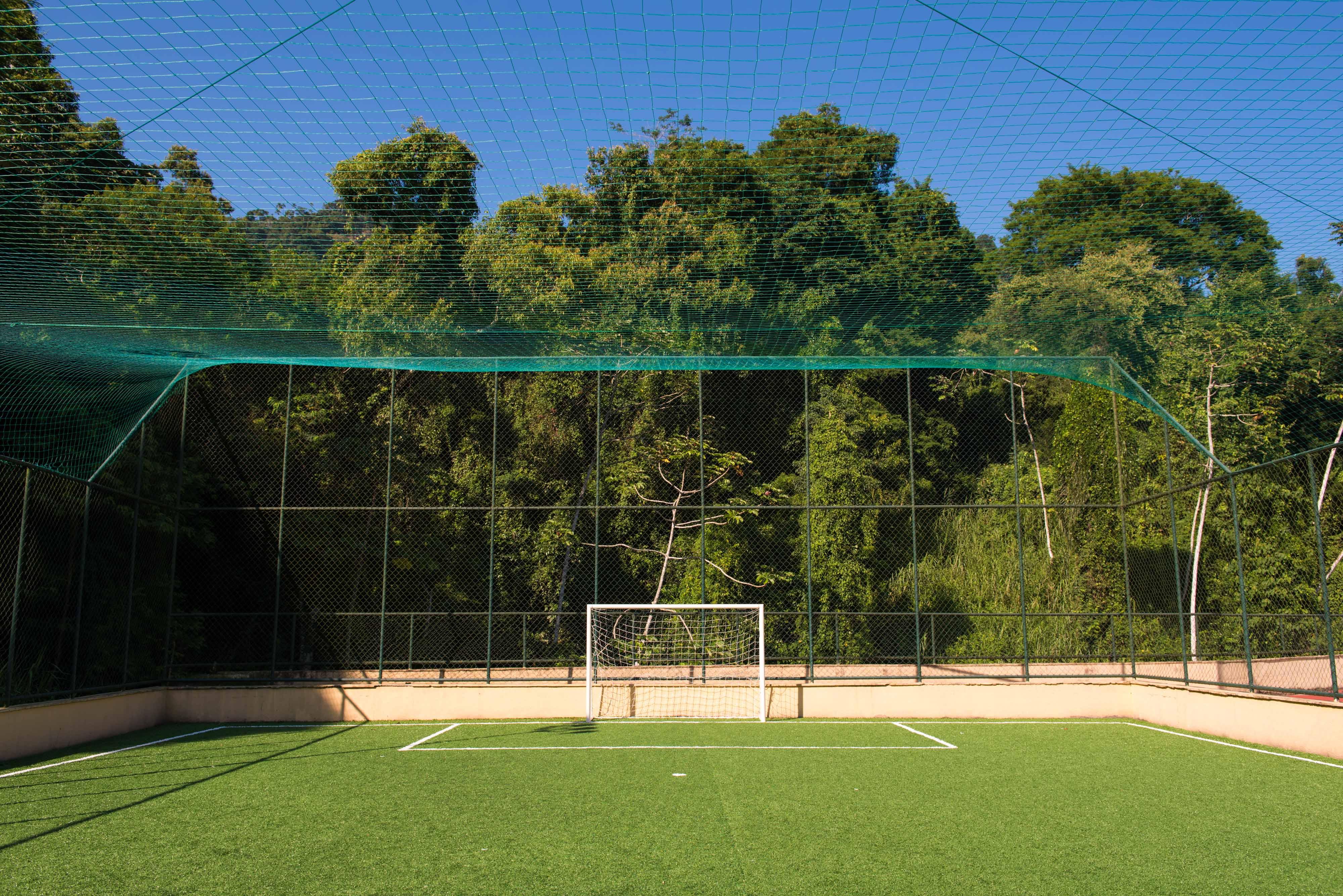 Vila Gale Eco Resort Angra 앙그라 두스 헤이스 외부 사진 The football pitch at the school