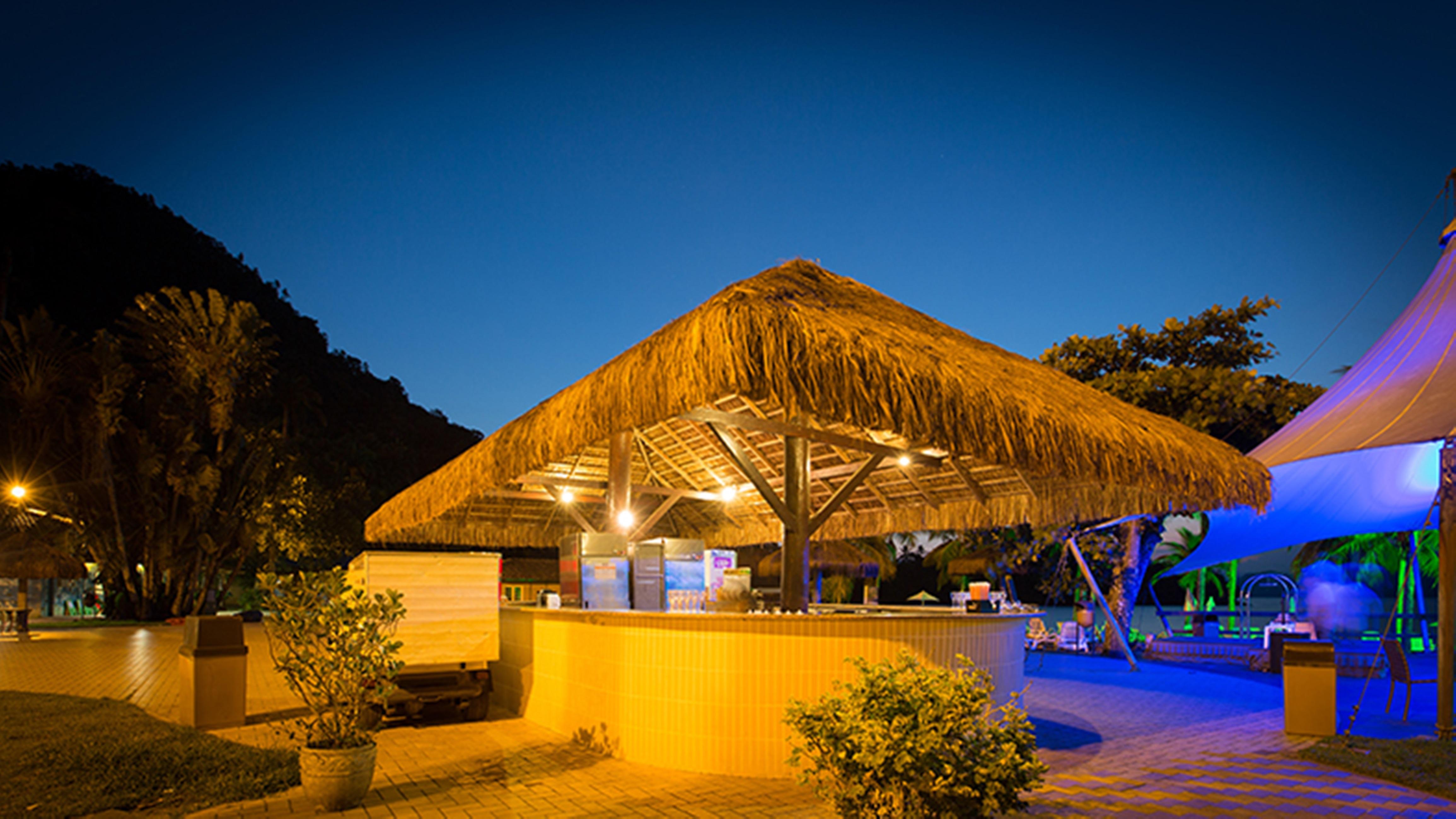 Vila Gale Eco Resort Angra 앙그라 두스 헤이스 외부 사진 The beach bar at night