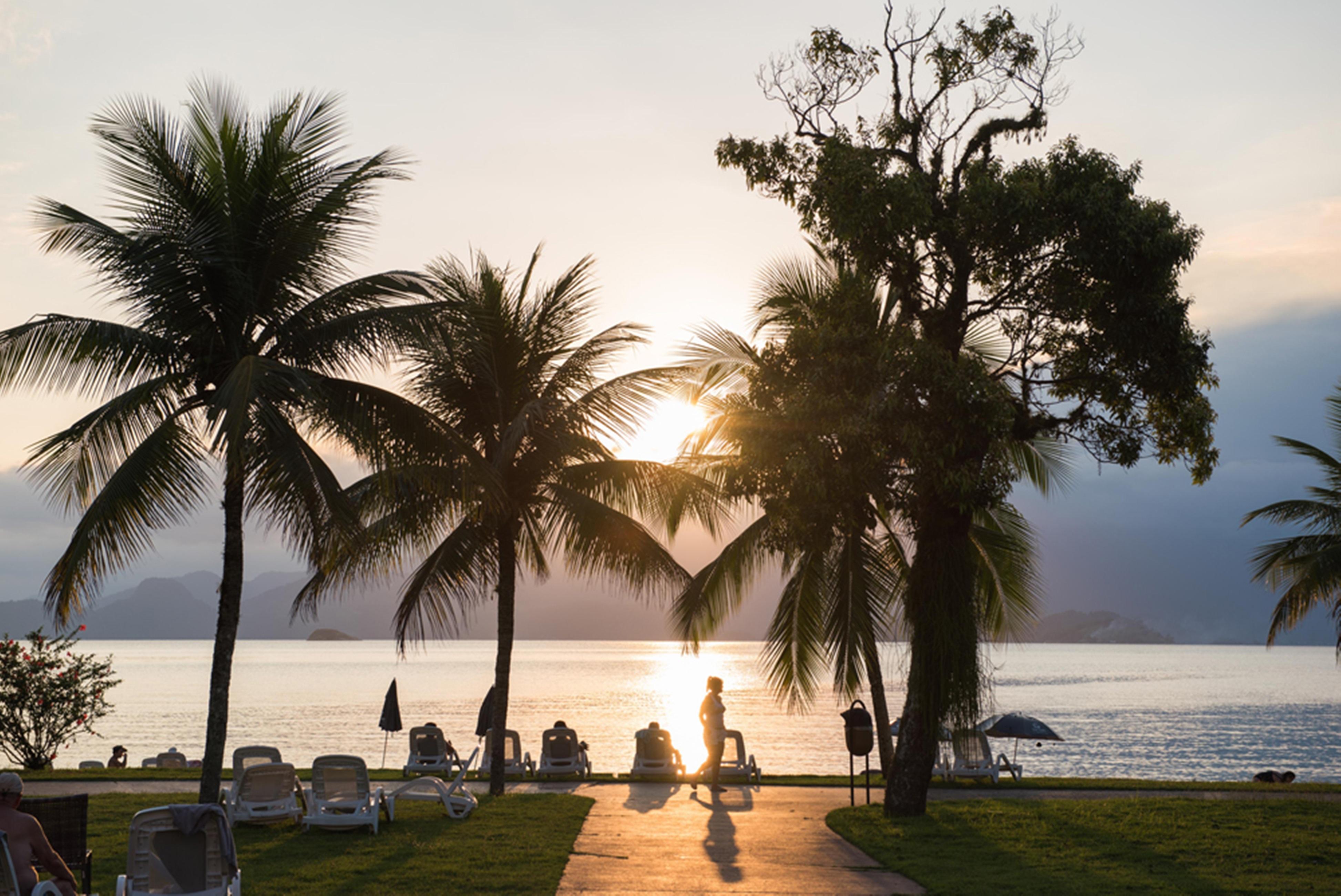 Vila Gale Eco Resort Angra 앙그라 두스 헤이스 외부 사진 Sunset at the beach
